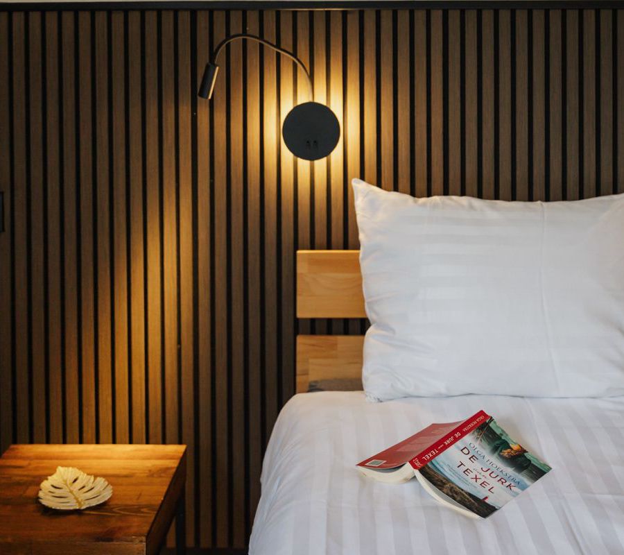 bed met boek.jpg